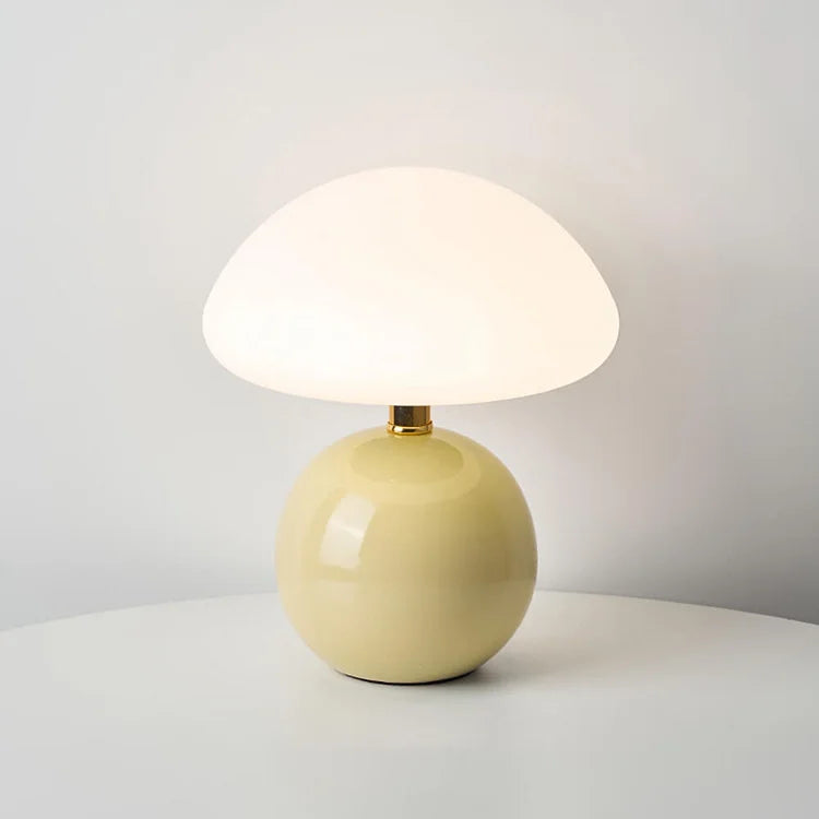 Lámpara de mesa estilo hongo, decoración vintage, iluminación cálida que realza el ambiente.