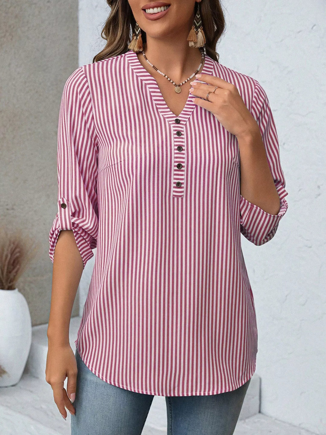Blusa de rayas de moda para mujer, cuello V, manga 3/4 (al enrollar), look fresco y casual.