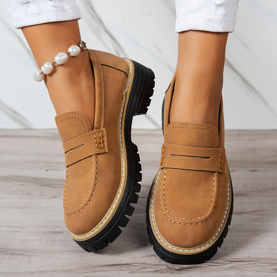 Calzado mujer casual con suela gruesa, mocasines cómodos para diario, estilo moderno.