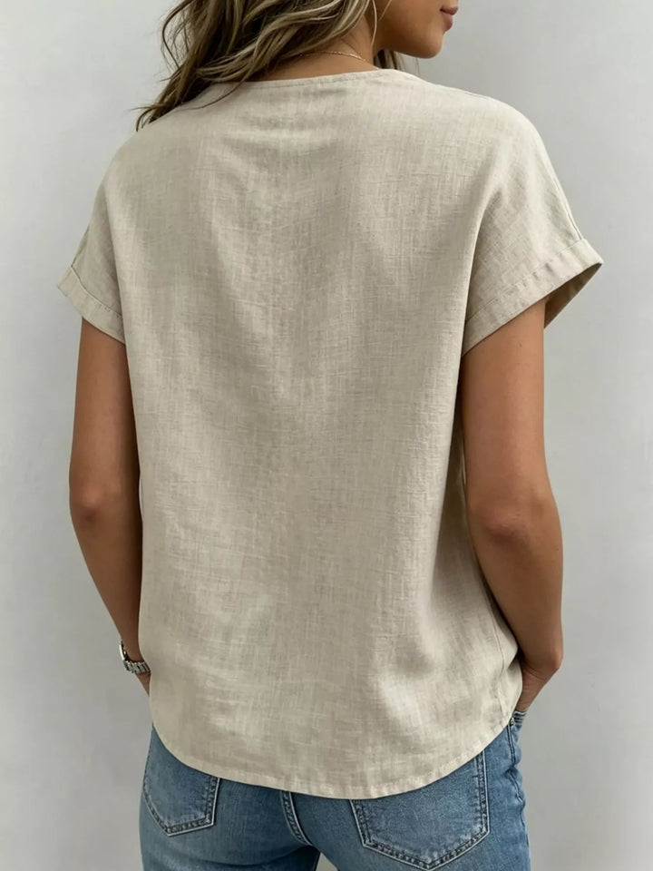 Blusa elegante de manga corta para mujer, tallas grandes, con detalle de lazo. Prenda cómoda y versátil para moda femenina.