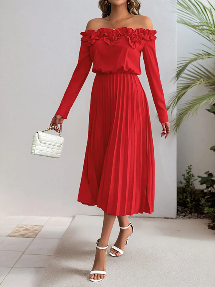 Vestido midi plisado rojo para mujer con movimiento. Volantes y hombros descubiertos, look elegante de fiesta.