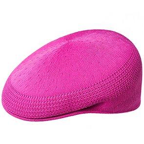 Modelo masculino con Gorra Plana Ventair 504 negra, destacando su estilo y frescura.