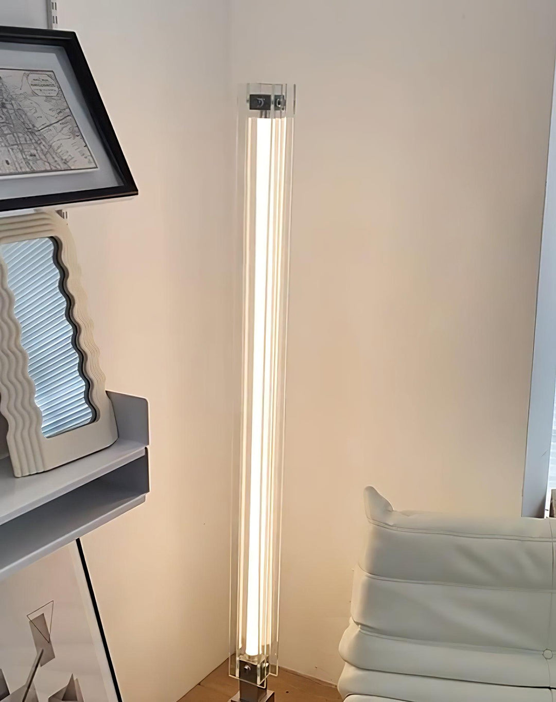 Lámpara moderna M29 de pie, pantalla de vidrio pulcro, aporta luz y diseño sofisticado al hogar.