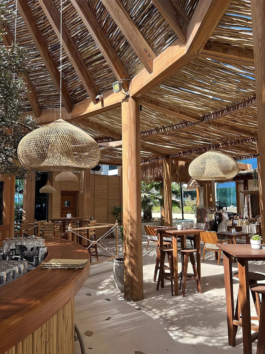 Lámpara colgante moderna y natural, diseño arpa para un toque orgánico en casa.