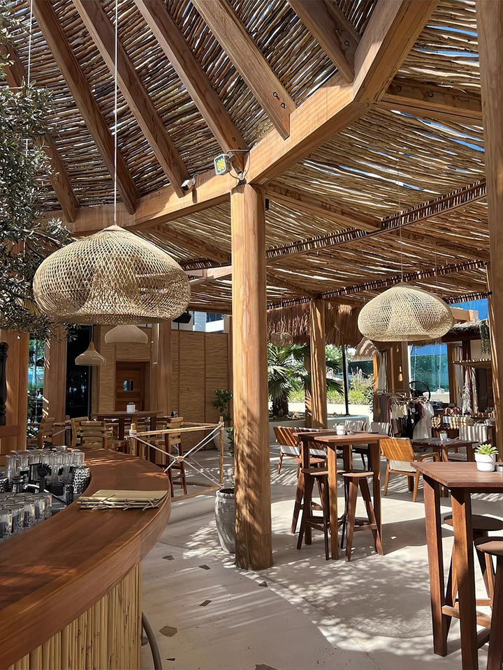 Lámpara colgante moderna y natural, diseño arpa para un toque orgánico en casa.