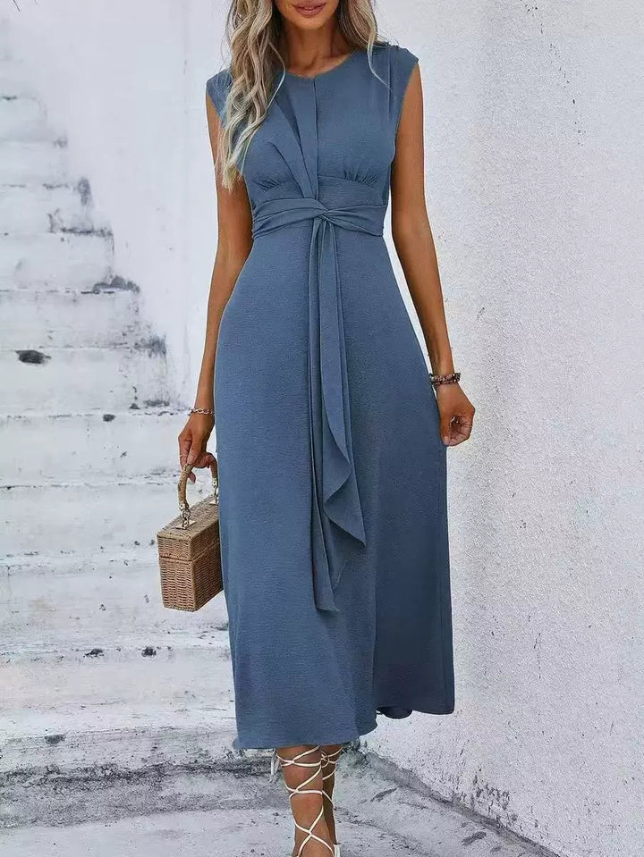 Vestido largo de mujer, fluido y drapeado, sin mangas. Perfecto para un verano casual.