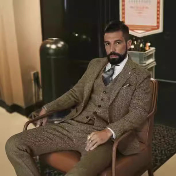 Traje de boda para hombre, tres piezas, corte slim fit y tejido de espiga. Ideal para elegancia británica.