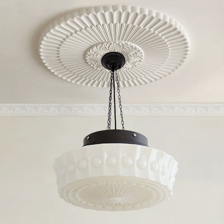Moderna lámpara colgante cilíndrica de vidrio y hierro forjado para sala de estar.