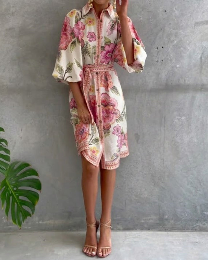 Moda femenina: Vestido floral con mangas farol y botones, estilo romántico y fresco.