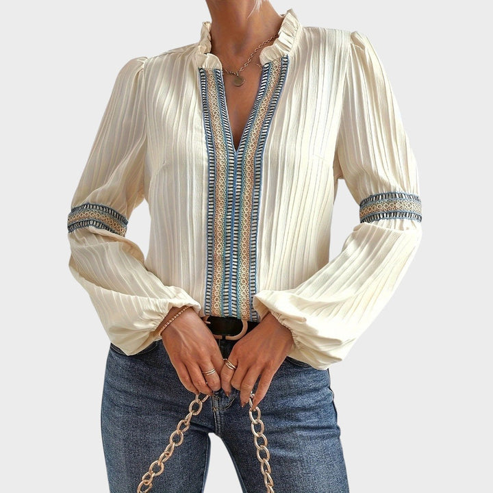Blusa beige de mujer con cuello en V, estilo vintage. Moda femenina chic y versátil para looks de primavera.