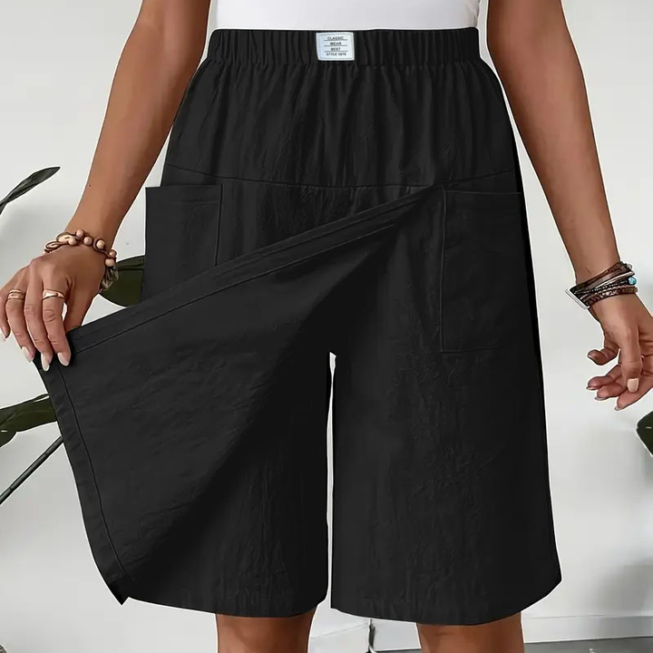 Pantalón corto de mujer cómodo y ligero con falda superpuesta. Diseño casual con bolsillos, perfecto día a día.