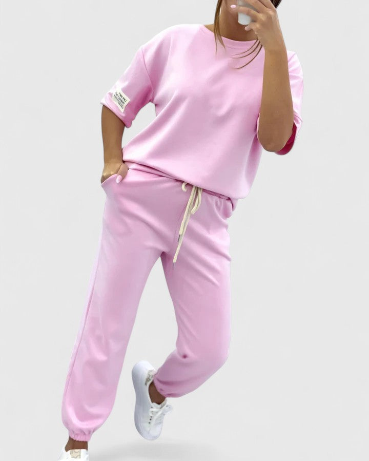 Atuendo de mujer: conjunto de dos piezas elegante, ideal para el verano casual y relajado.