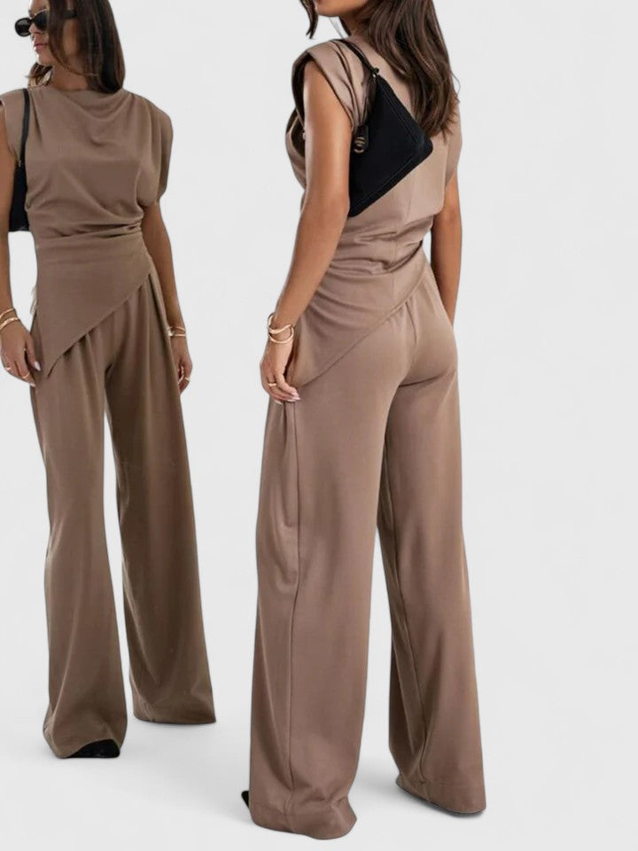 Elegante conjunto de mujer para verano, top ligero y pantalón fresco, perfecto para un paseo o cena.