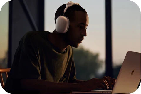 Caja de los auriculares inalámbricos Bluetooth 5.0, indicando que son un gadget de audio moderno.