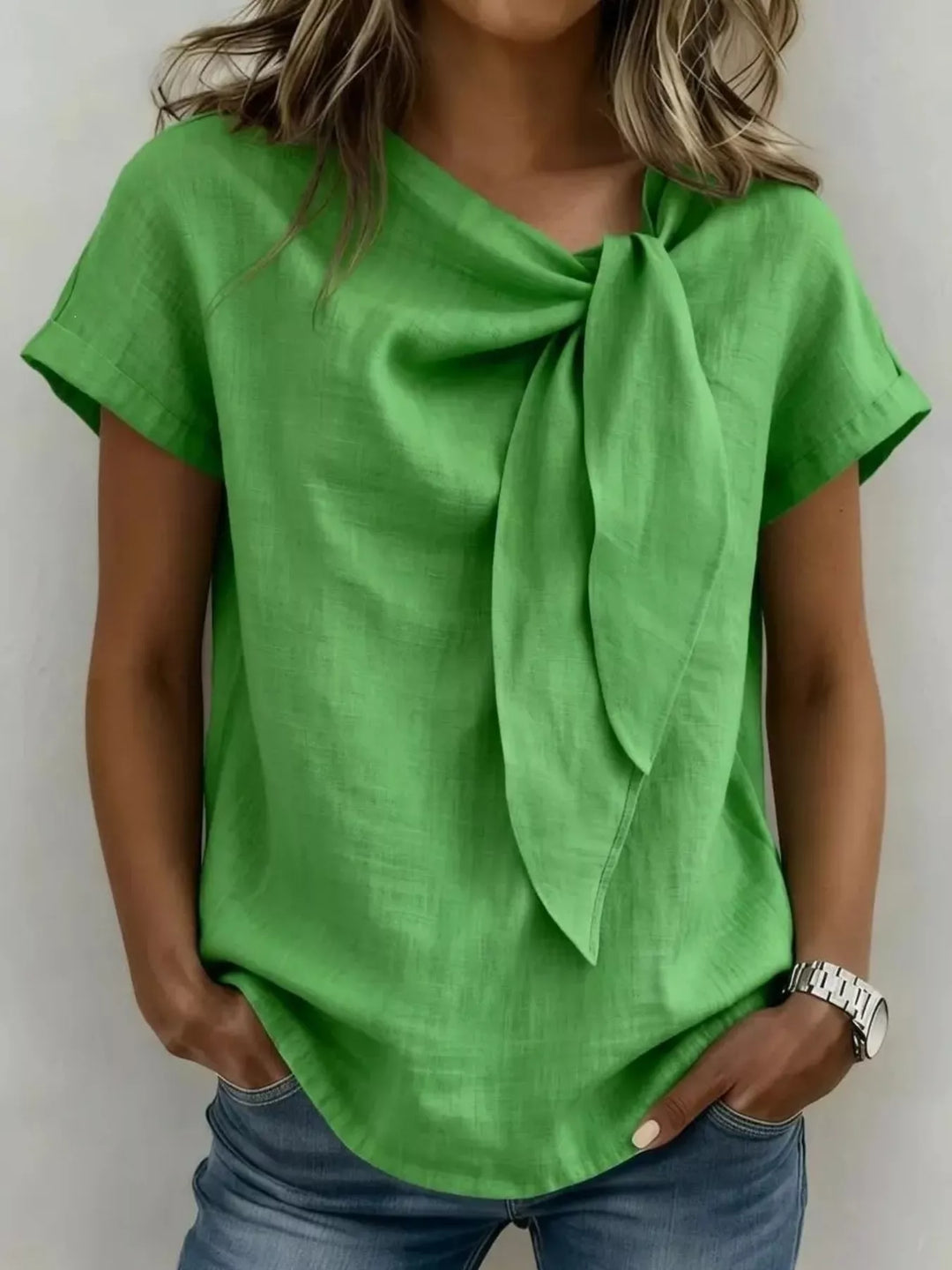 Blusa de mujer de tallas grandes con lazo decorativo en el cuello y manga corta. Estilo chic para verano y uso diario.