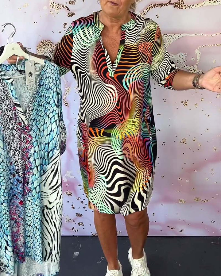 Vestido de verano cómodo para mujer, corto, con patrón de ondas vibrantes, cuello V y bolsillos laterales.