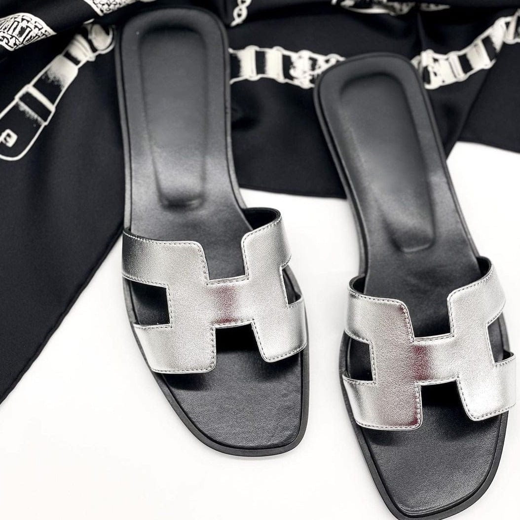 Elegantes zapatillas de mujer, ideales para disfrutar del relax en casa.