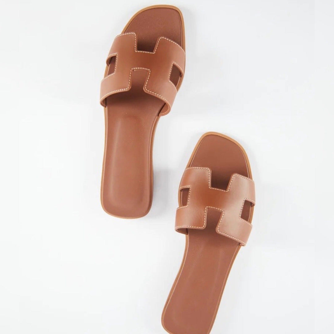 Zapatillas de casa de mujer elegantes y cómodas, vista frontal.