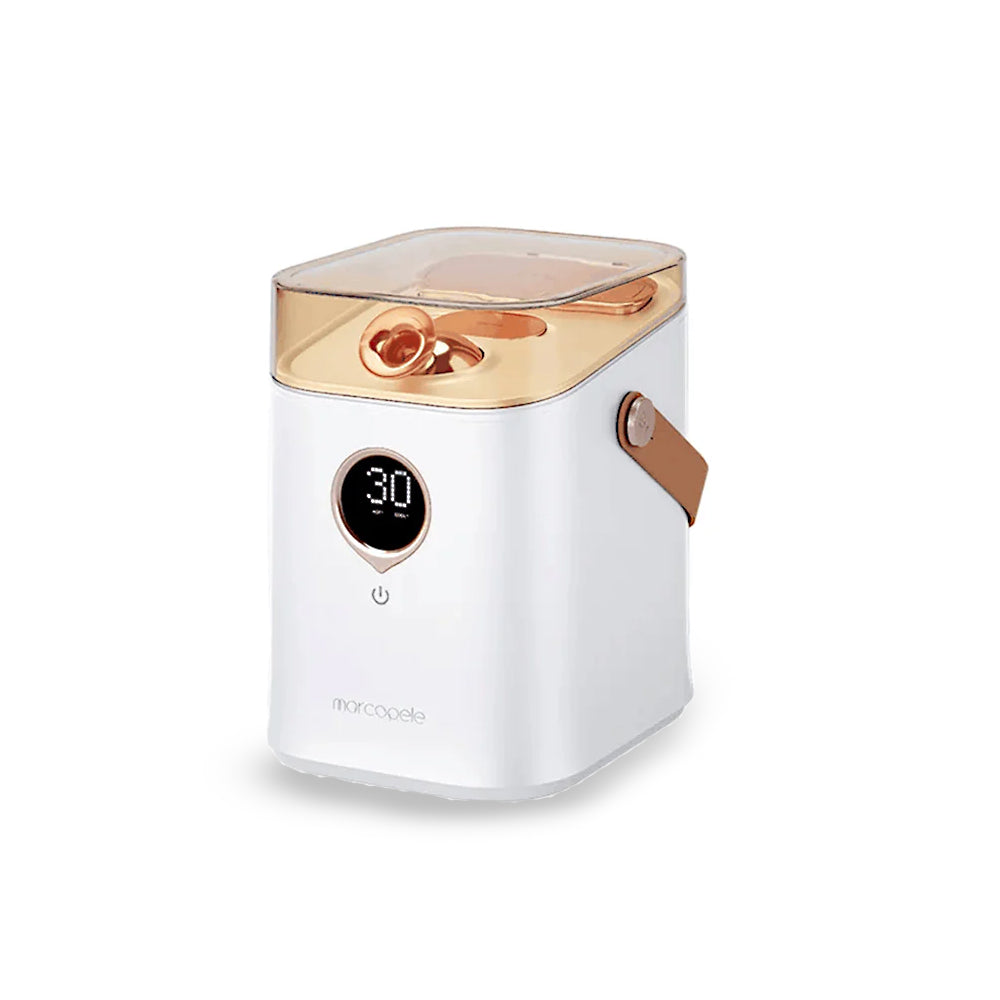Mujer disfrutando un tratamiento facial con vaporizador iónico. Limpieza de poros y spa en casa para piel radiante.