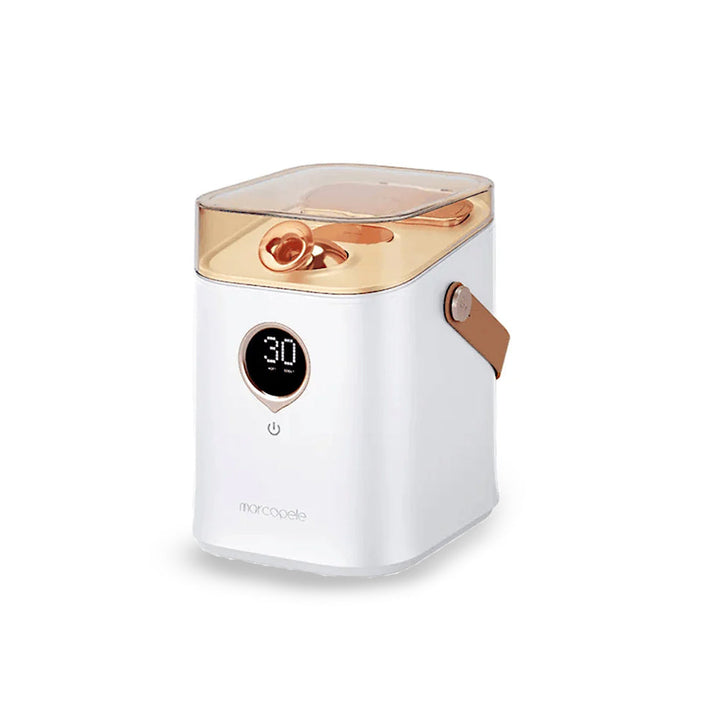 Mujer disfrutando un tratamiento facial con vaporizador iónico. Limpieza de poros y spa en casa para piel radiante.