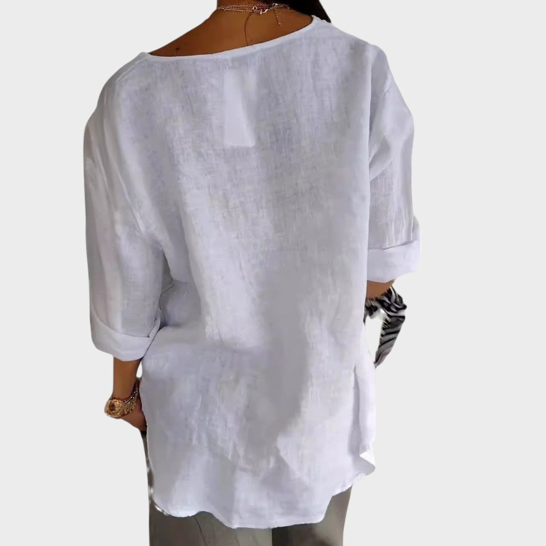 Mujer vistiendo blusa de lino blanca con escote V. Look casual elegante para primavera, moda femenina cómoda.