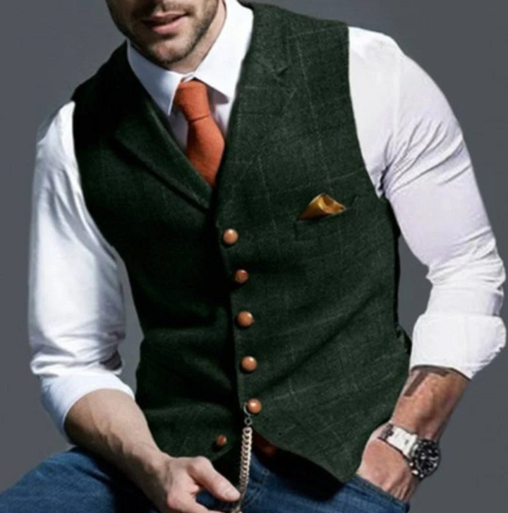 Chaleco masculino formal clásico con botonadura, una prenda esencial de ropa para un estilo elegante y profesional.