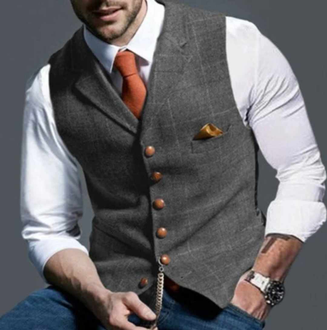 Elegante chaleco formal de hombre con diseño clásico y botones frontales, realza cualquier atuendo de vestir masculino.