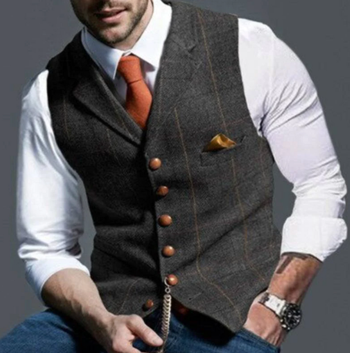 Chaleco de hombre formal y clásico con botonadura frontal, una pieza elegante para ropa masculina de vestir.