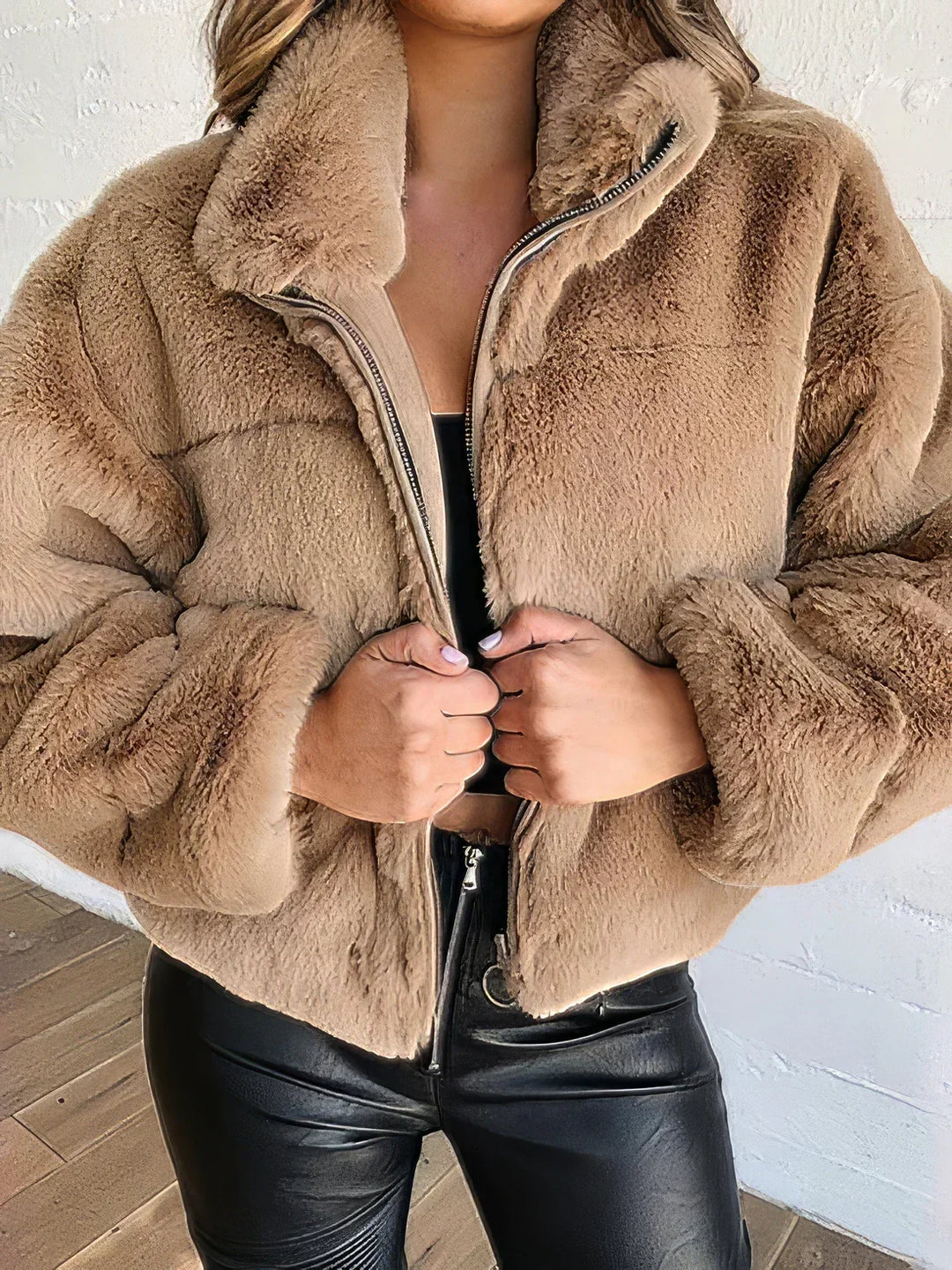 Chaqueta Serena de mujer tipo cárdigan con cremallera. Cómoda y elegante para looks de otoño casuales y sofisticados.