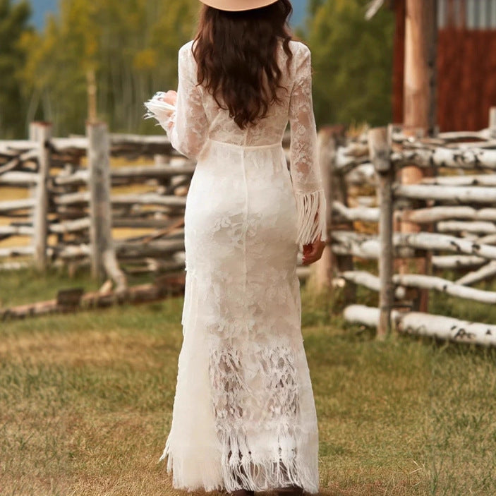Vestido largo de encaje con flecos, estilo boho chic, perfecto para mujer elegante en eventos.