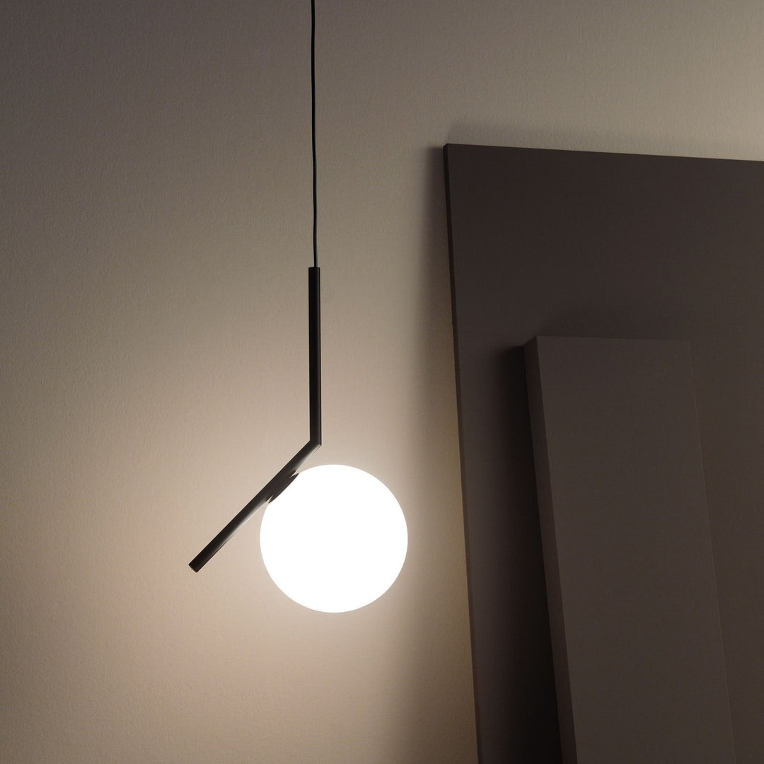 Lámpara de techo colgante esférica, globo de vidrio. Iluminación moderna sin deslumbramiento para un estilo minimalista.