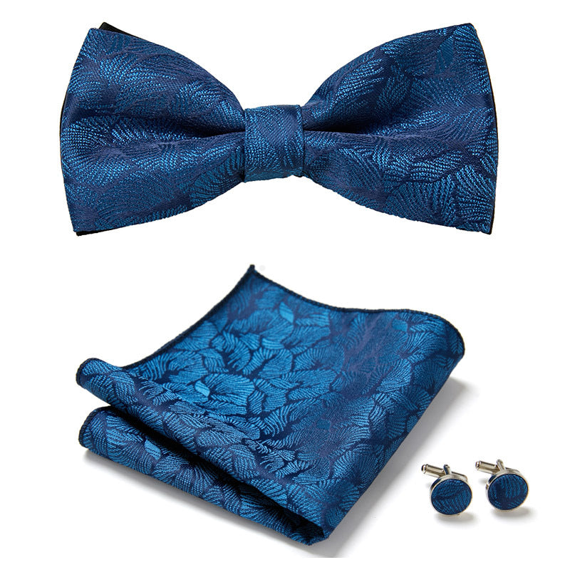 Vista frontal del conjunto floral de pajarita para hombre, elegancia en tres piezas. [[lstfy-media:10]]