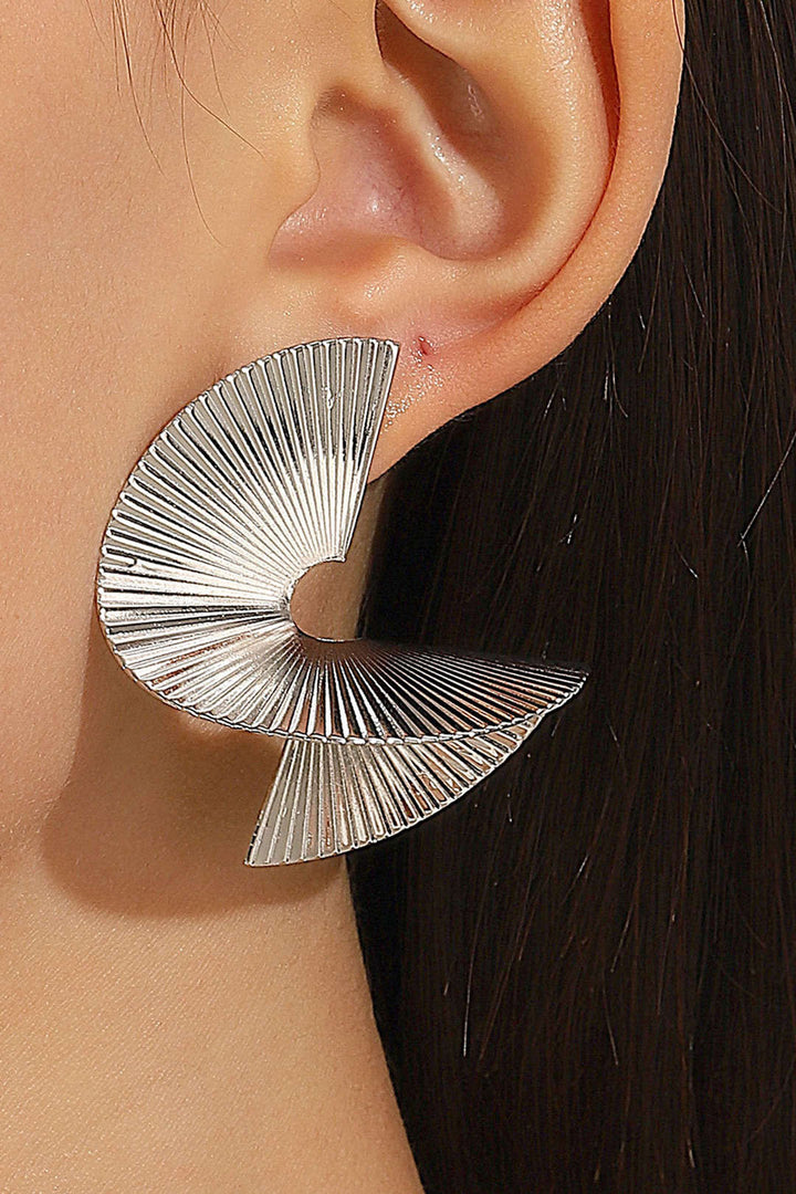 Elegantes pendientes plisados para mujer, un accesorio de joyería moderno con acabado metalizado, ideal para fiestas.
