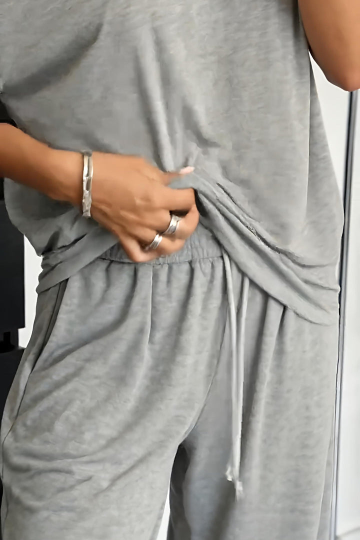 Moda cómoda para mujer: conjunto de top hombro descubierto y pantalón amplio. Estilo femenino ideal para ropa de casa o diario.