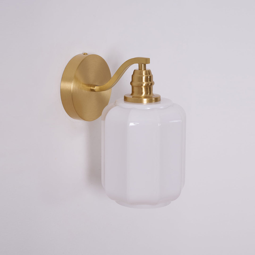 Lámpara de pared, latón y cristal, compacta, 15x25cm, estilo contemporáneo.