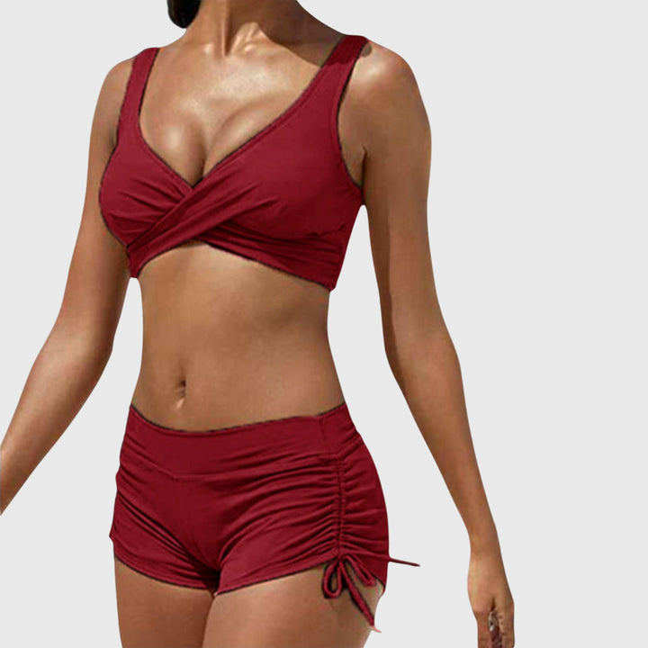 Bikini de camuflaje para mujer. Traje de baño de dos piezas: top cruzado y shorts fruncidos. Comodidad y moda playa.