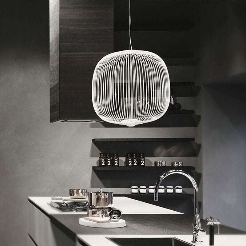 Lámpara de techo geométrica AeroSpire creando ambiente moderno. Iluminación y decoración de hogar con hierro.