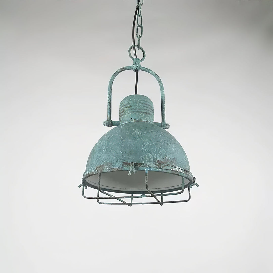 Detalle de lámpara colgante cúpula de hierro, acabado rústico farmhouse costero, decoración.