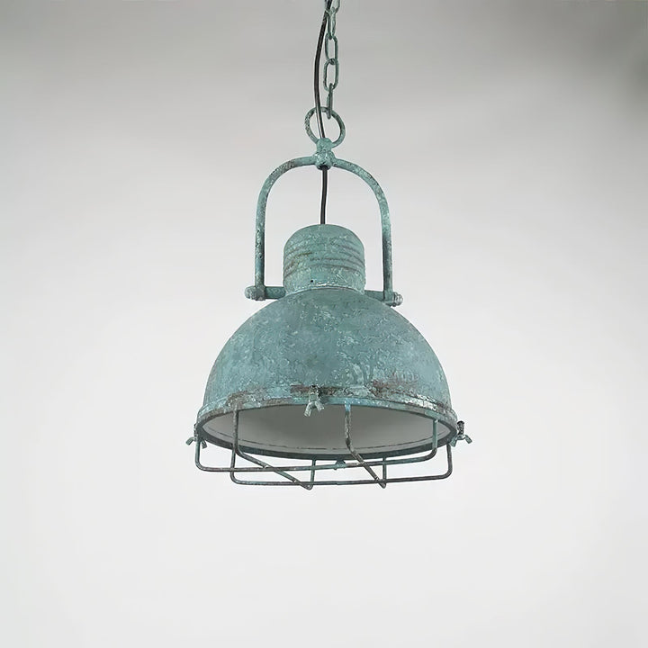 Detalle de lámpara colgante cúpula de hierro, acabado rústico farmhouse costero, decoración.