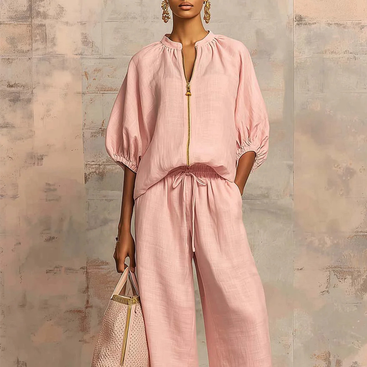 Conjunto elegante de blusa con cremallera y pantalón fluido para mujer. Moda cómoda y chic para verano.