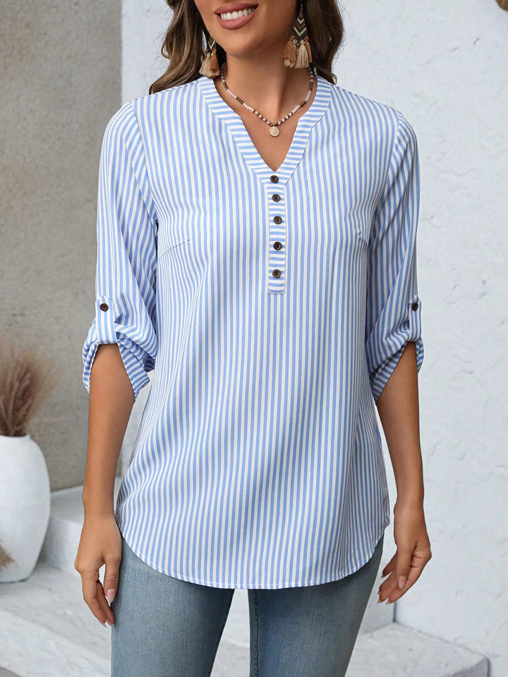 Elegante blusa de mujer con cuello en V, diseño a rayas, mangas ajustables para look casual.