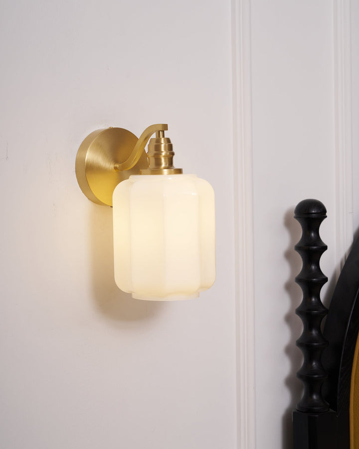 Iluminación y decoración: lámpara de pared compacta de latón y cristal.