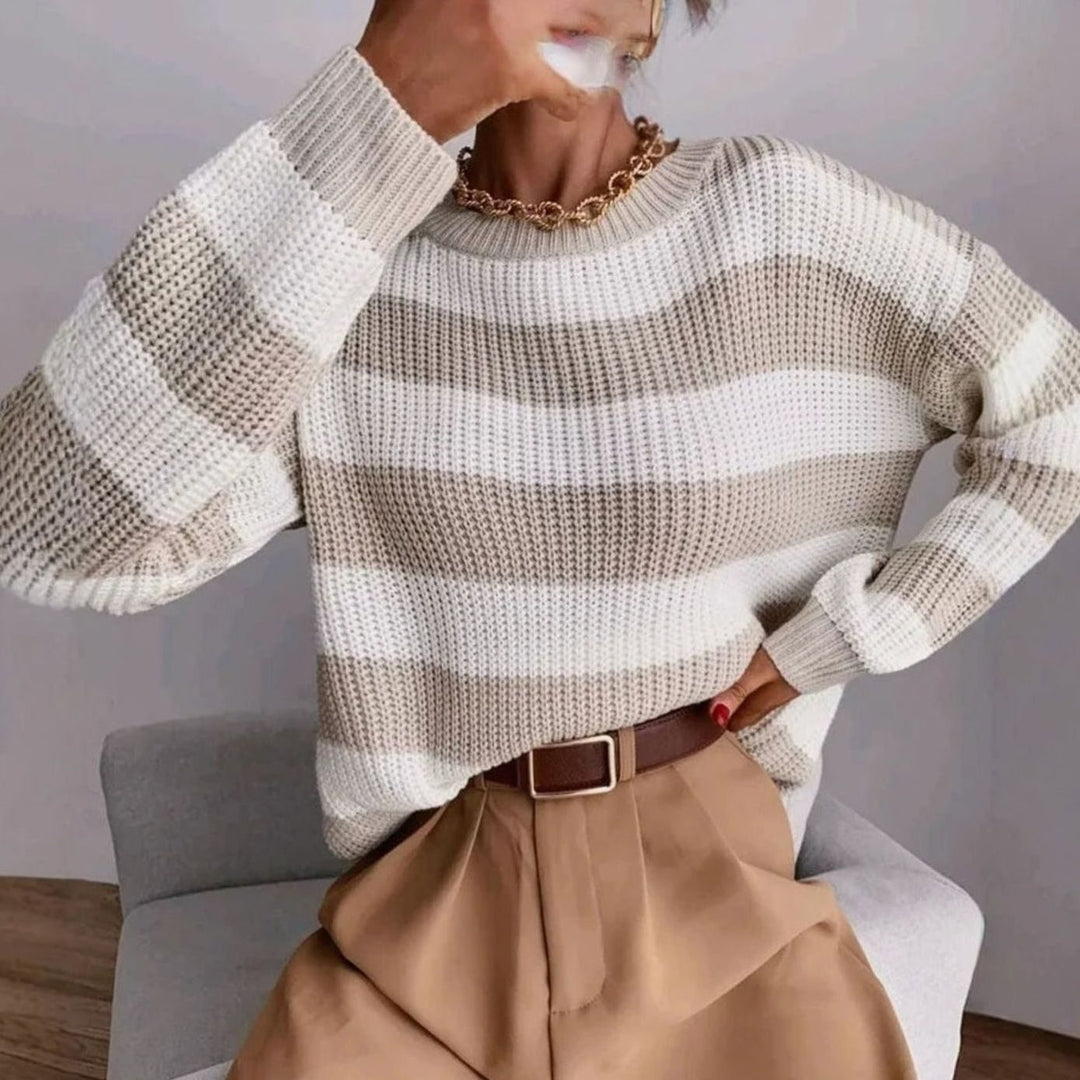 Jersey holgado y cómodo de punto grueso a rayas para mujer. Estilo casual con cuello redondo.