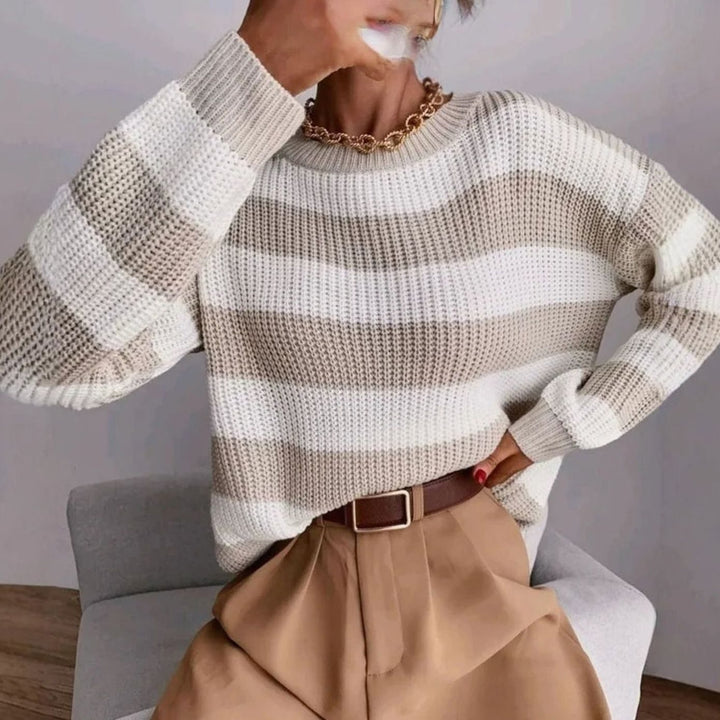 Jersey holgado y cómodo de punto grueso a rayas para mujer. Estilo casual con cuello redondo.