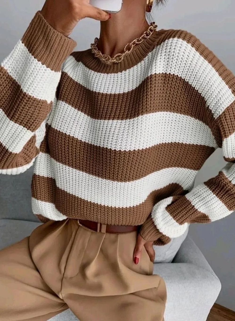 Jersey mujer de punto a rayas, cuello redondo. Estilo casual y cómodo, ideal para la moda de otoño.