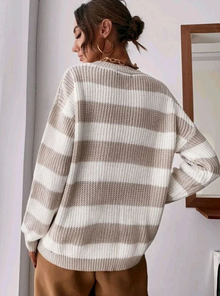Suave jersey de punto grueso a rayas para mujer, con cuello redondo. Prenda cómoda para el invierno.