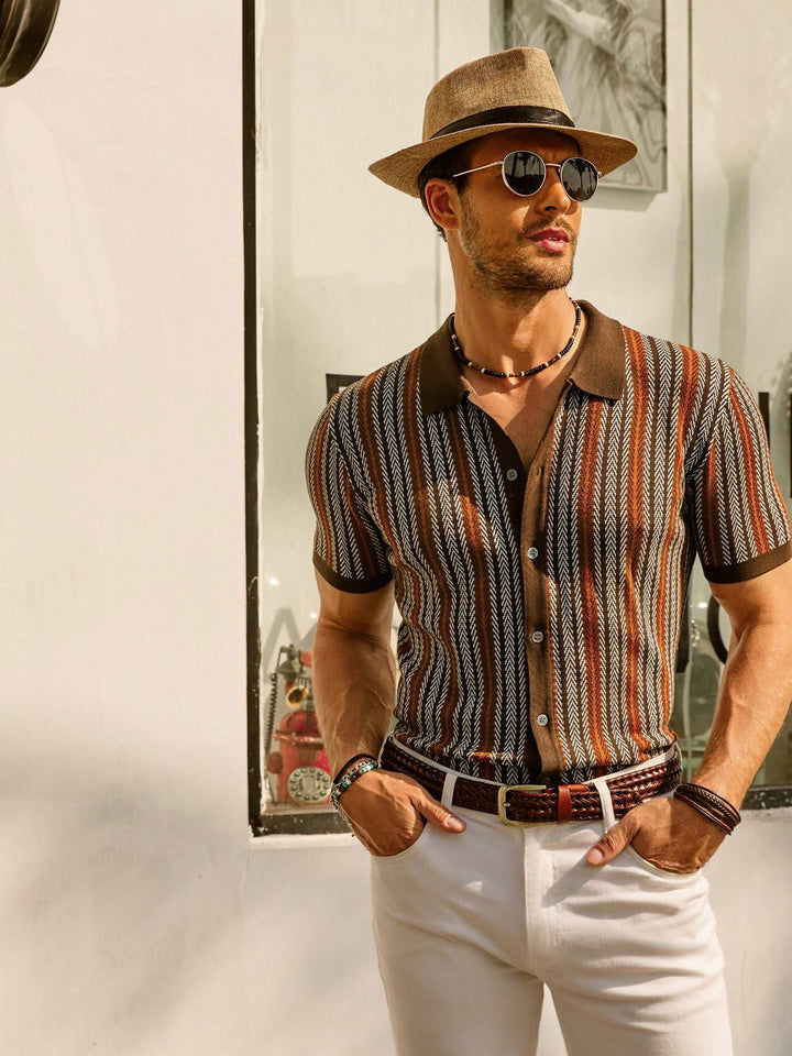 Polo de rayas estilo vintage en punto suave para hombre. Camisa manga corta casual elegante, outfit de verano.