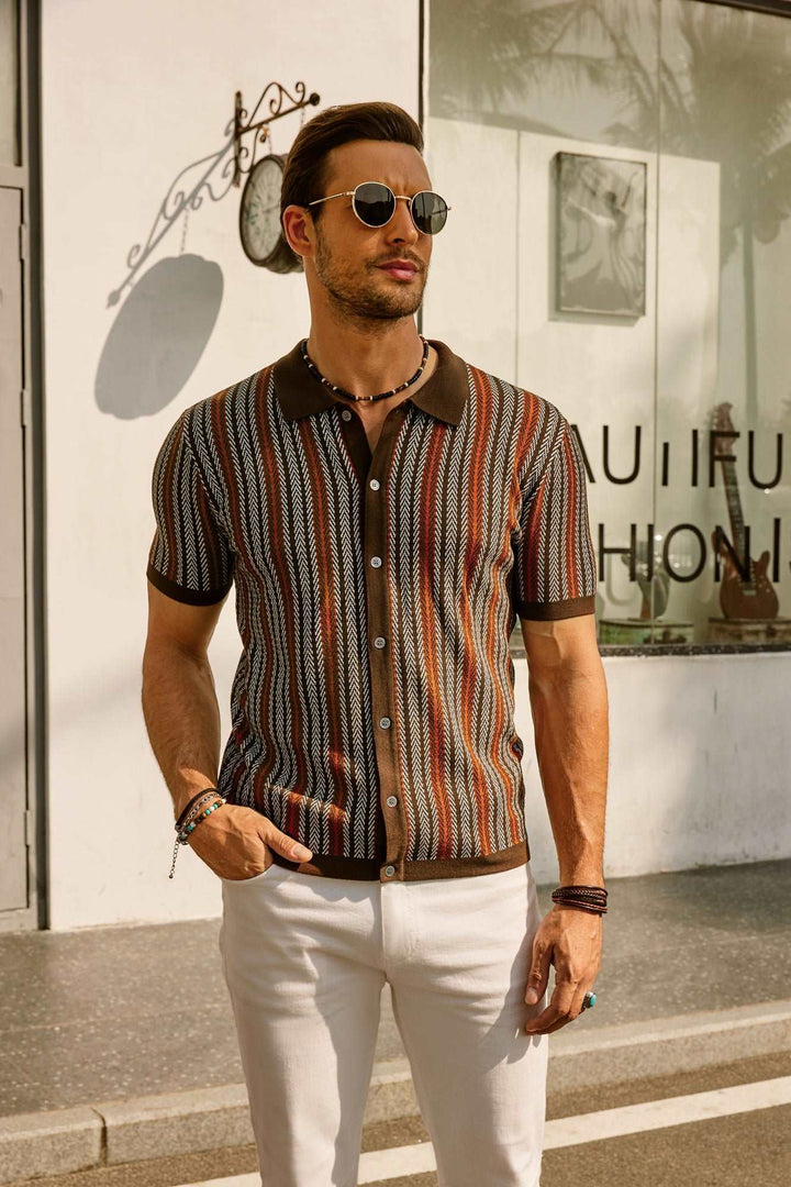 Polo de hombre con rayas distintivas, en punto y estilo vintage. Camisa casual de manga corta para outfit de verano.