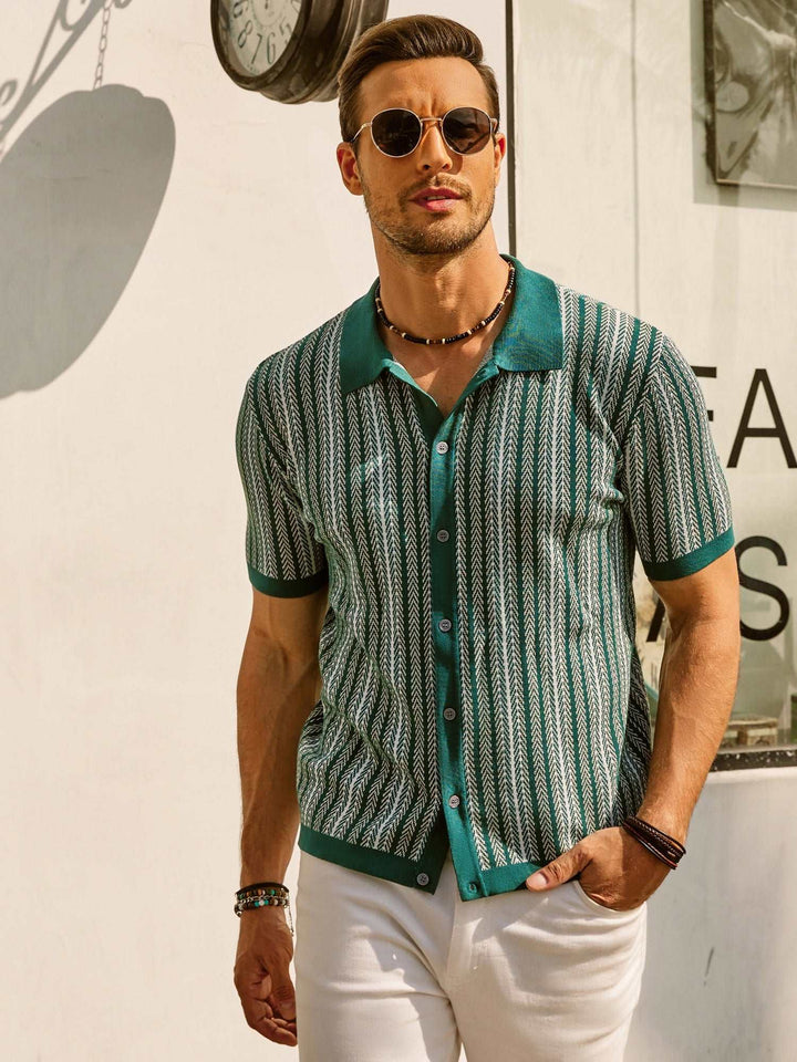 Polo de punto de manga corta para hombre con diseño de rayas retro. Elegante y cómodo para outfit de verano.