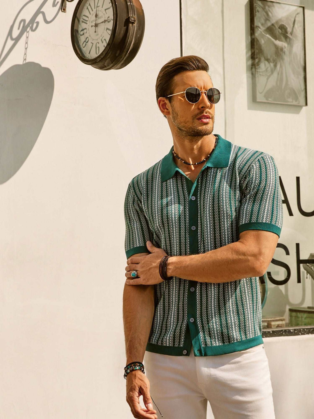 Polo de hombre en tejido de punto, estilo vintage con rayas. Perfecto para un look casual moderno y veraniego.